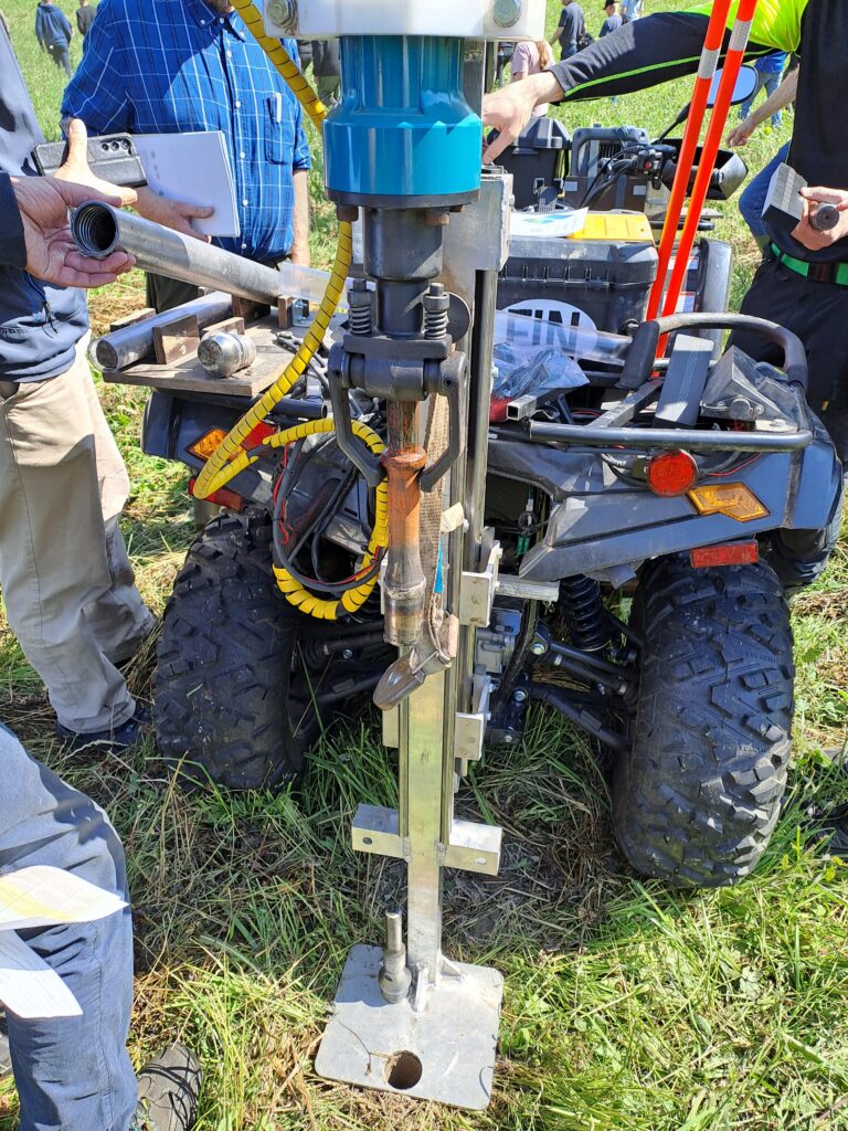 Maanäytteenottolaitteisto läheltä